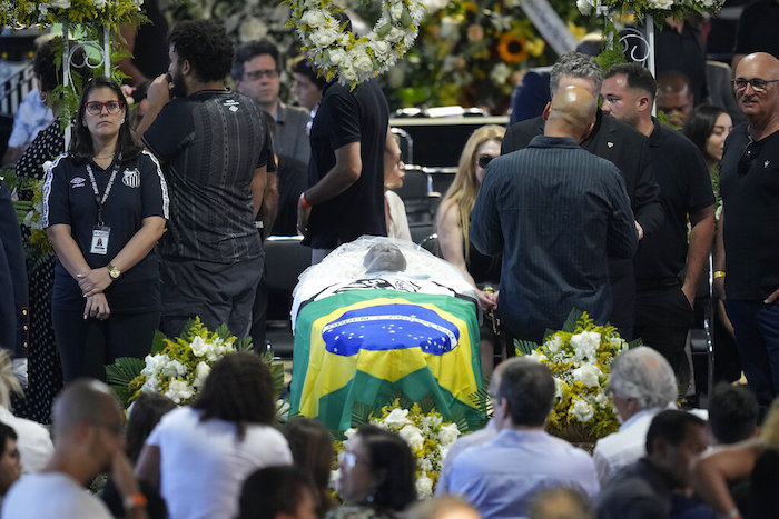 El féretro con los restos mortales de la fallecida leyenda del futbol Pelé, durante la capilla ardiente sobre el césped del estadio Vila Belmiro, en Santos, Brasil, el 2 de enero de 2023.