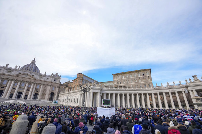 El Papa Francisco da la bendición durante el Ángelus desde la ventana de su estudio con vista a la Plaza de San Pedro, en el Vaticano, el domingo 22 de enero de 2023.