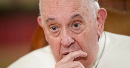 El Papa Francisco habla durante una entrevista con The Associated Press en el Vaticano, el martes 24 de enero de 2023.