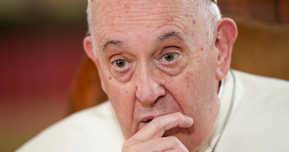 El Papa Francisco habla durante una entrevista con The Associated Press en el Vaticano, el martes 24 de enero de 2023.