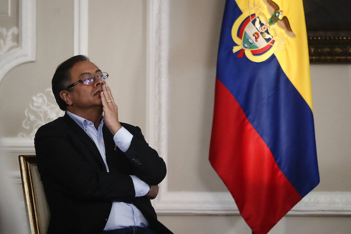 El Presidente de Colombia, Gustavo Petro, espera dar una conferencia de prensa en el día 100 de su Gobierno en la oficina presidencial del Palacio de Nariño en Bogotá, Colombia, el 15 de noviembre de 2022.