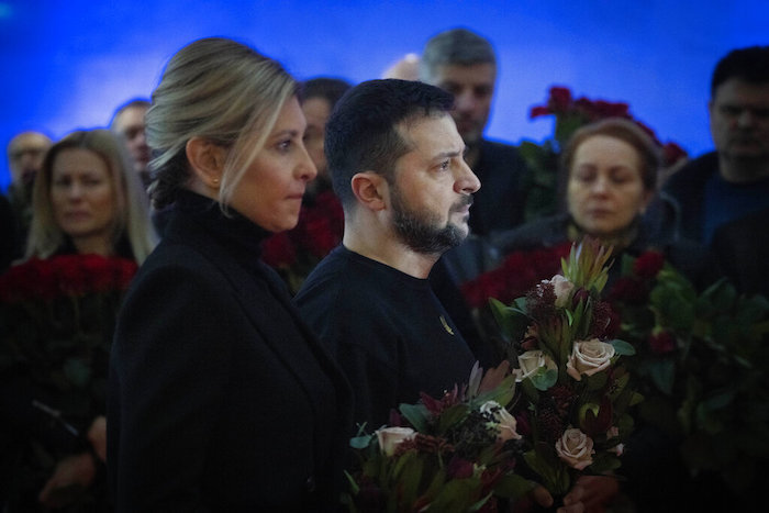 El Presidente ucraniano Volodímir Zelenski y su esposa Olena recuerdan a las víctimas de un accidente de helicóptero mortal durante una ceremonia de despedida en Kiev, Ucrania, el sábado 21 de enero de 2023.