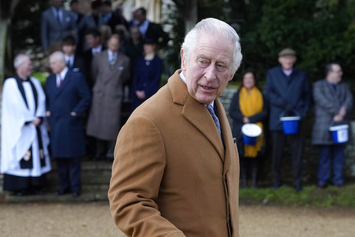 El rey Carlos III tras asistir a un servicio navideño en la Iglesia Santa María Magdalena en Sandringham,  Norfolk, Inglaterra, el 25 de diciembre de 2022.