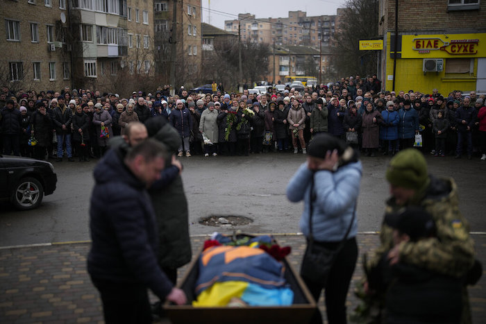 Familiares se reúnen en Bucha para el entierro de Oleksiy Zavadskyi, un militar ucraniano caído en combate el 15 de enero den Bajmut, durante su funeral en Bucha, Ucrania.