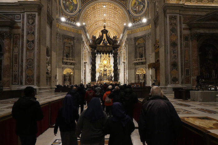 Fieles entran a la Basílica de San Pedro, donde está instalada la capilla ardiente del Papa emérito Benedicto XVI, en el Vaticano, el 4 de enero de 2023.