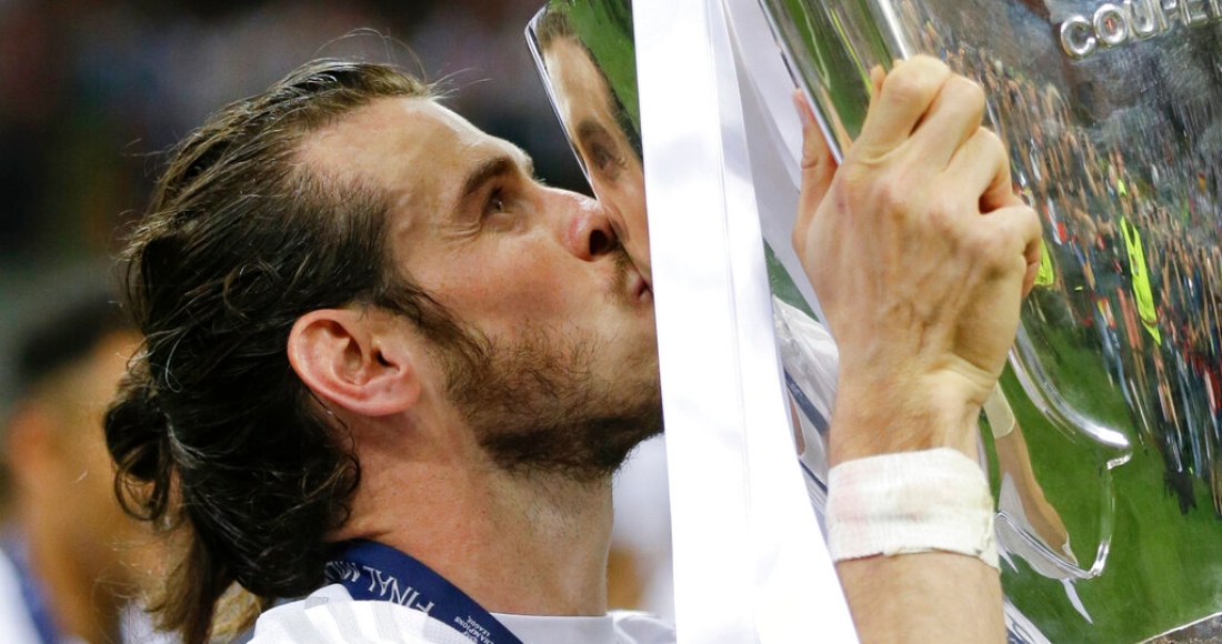 Gareth Bale, del Real Madrid, besa el trofeo de la Liga de Campeones el 28 de mayo de 2016, tras vencer al Atlético de Madrid en la final en Milán.