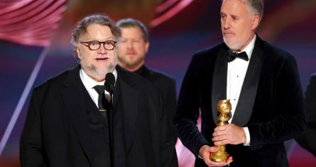 En esta imagen proporcionada por NBC, Guillermo del Toro, izquierda, y Mark Gustafson reciben el premio a Mejor Película Animada por "Guillermo del Toro's Pinocchio" en la 80a entrega anual de los Globos de Oro en el Hotel Beverly Hilton el 10 de enero de 2023, en Beverly Hills, California.