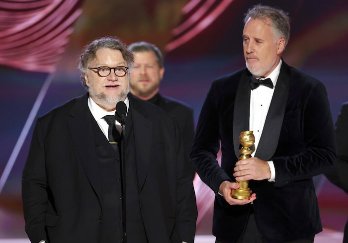 En esta imagen proporcionada por NBC, Guillermo del Toro, izquierda, y Mark Gustafson reciben el premio a Mejor Película Animada por "Guillermo del Toro's Pinocchio" en la 80a entrega anual de los Globos de Oro en el Hotel Beverly Hilton el 10 de enero de 2023, en Beverly Hills, California.