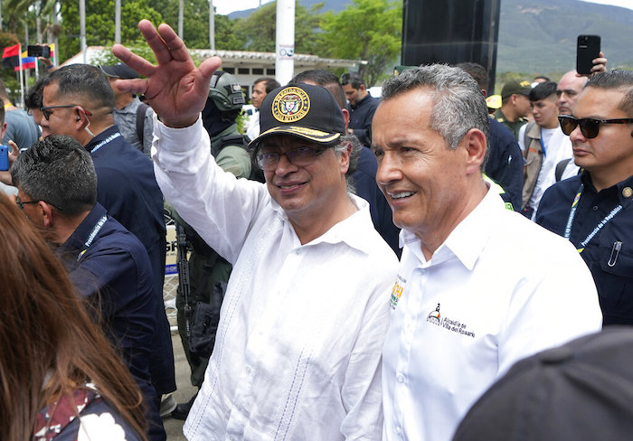 El Presidente de Colombia, Gustavo Petro, saluda mientras camina por el Puente Internacional Simón Bolívar después de una ceremonia de reapertura, entre Cúcuta, Colombia y San Antonio del Táchira, Venezuela, el 26 de septiembre de 2022. 