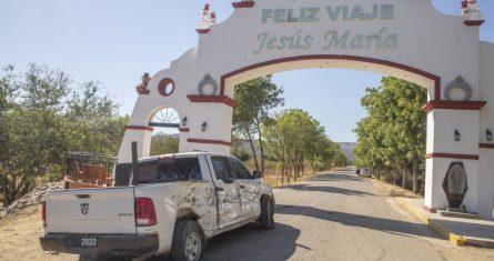 Un automóvil tipo Pick Up baleado en la entrada principal del poblado de Jesús María, Sinaloa, el 7 de enero del 2023.