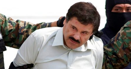 En esta fotografía de archivo del 22 de febrero de 2014, Joaquín "El Chapo" Guzmán, jefe del Cártel de Sinaloa en México, es escoltado a un helicóptero en la Ciudad de México luego de su captura.