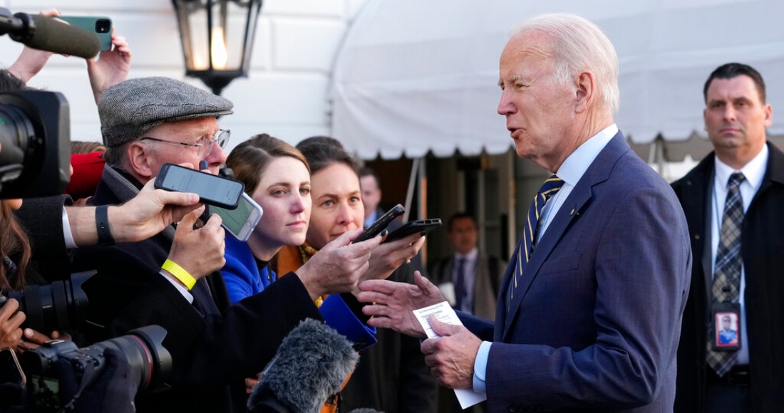 El Presidente Joe Biden habla con la prensa antes de que él y la primera dama Jill Biden aborden el helicóptero presidencial en la Casa Blanca, el 11 de enero de 2023, en Washington.