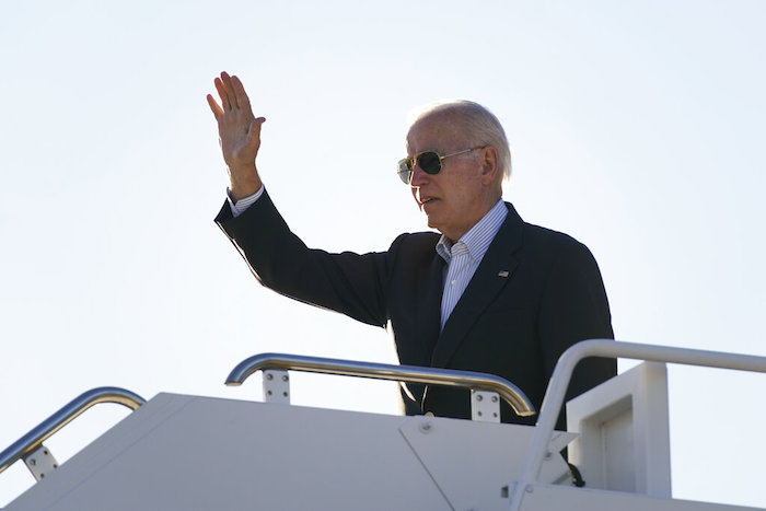 El Presidente Joe Biden saluda antes de abordar el avión presidencial, el domingo 8 de enero de 2023 en el Aeropuerto Internacional de El Paso, Texas para viajar a Ciudad de México.