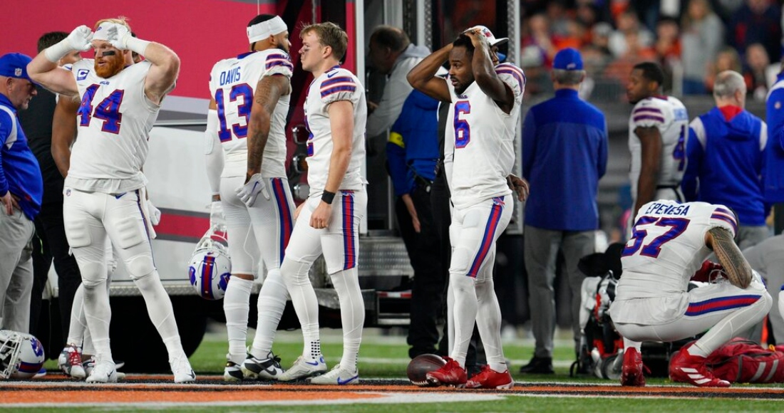 Jugadores de los Bills de Búfalo reaccionan mientras se llevan a su compañero Damar Hamlin en ambulancia tras colapsar en el encuentro ante los Bengals de Cincinnati el lunes 2 de enero del 2023.