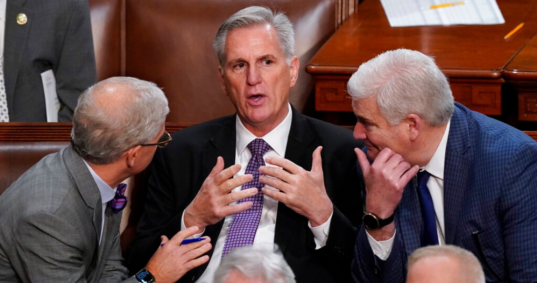 Los representantes Patrick McHenry, republicano por Carolina del Norte (izquierda) y Tom Emmer, republicano por Minnesota (derecha) hablan con su colega Kevin McCarthy, republicano por California, mientras la Cámara de Representantes se reúne por segundo día para tratar de elegir un presidente de ese cuerpo legislativo, el miércoles 4 de enero de 2023, en Washington, D.C.