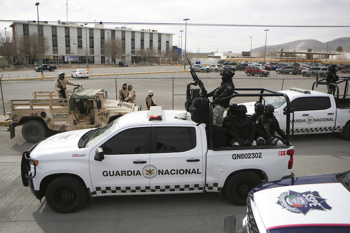 La Guardia Nacional Mexicana hace guardia afuera de una prisión estatal en Ciudad Juárez, México, el domingo 1 de enero de 2023.