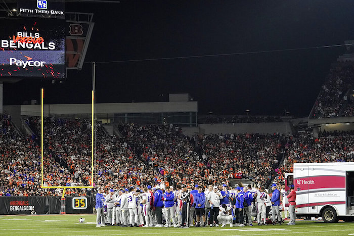 Los jugadores de los Bills de Buffalo rezan por su compañero Damar Hamlin durante la primera mitad del partido de la NFL contra los Bengals de Cincinnati, el 2 de enero de 2023, en Cincinnati.