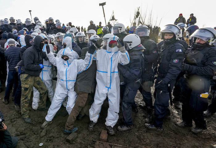 Manifestantes chocan con policías junto a la mina Garzweiler de lignito a cielo abierto el martes 10 de enero de 2023, en la aldea Lützerath, cerca de Erkelenz, Alemania.