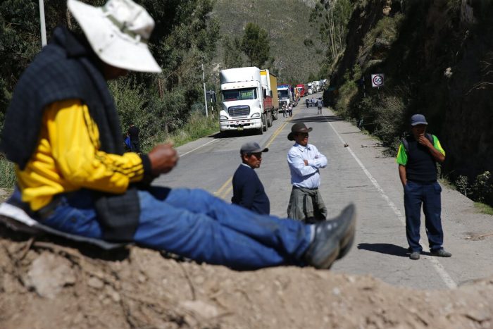 Manifestantes contra el Gobierno bloquean la autopista Panamericana en Cusco, Perú, el viernes 13 de enero de 2023.