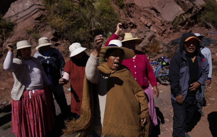 Manifestantes gritan "renuncia, Dina asesina" en referencia a la Presidenta peruana Dina Boluarte, en un bloqueo de la zona fronteriza de Desaguadero, en Perú, cerca de Bolivia, el viernes 13 de enero de 2023.