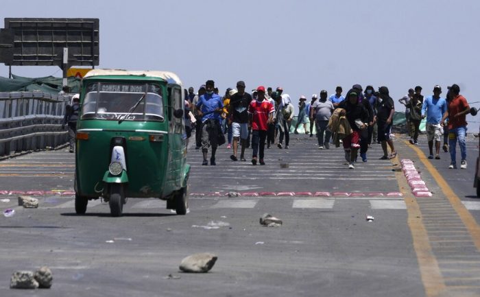 Manifestantes marchan sobre la Autopista Panamericana durante un bloqueo en protesta contra el Gobierno de la Presidenta Dina Boluarte, el viernes 6 de enero de 2023, en Ica, Perú. 