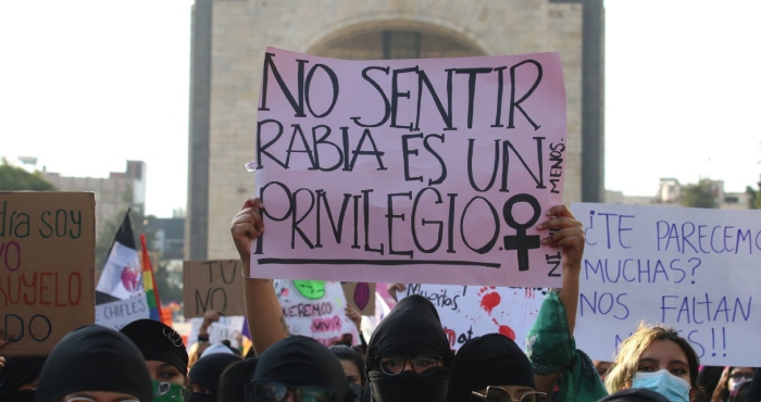 Madres de víctimas de feminicidios, abuso sexual e hijos desaparecidos acompañadas de mujeres de diferentes colectivas feministas encabezaron la marcha "25N Contra la erradicación de la violencia hacia la mujer".