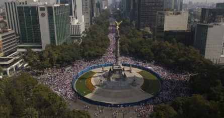 Miles de personas marcharon en defensa del INE rumbo al Monumento a la Revolución.