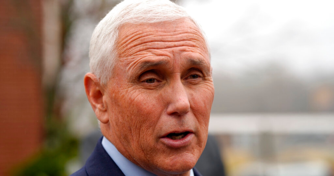 El exvicepresidente estadounidense Mike Pence habla con periodistas el 6 de diciembre de 2022 en el Garden Sanctuary Church of God en Rock Hill, Carolina del Sur.