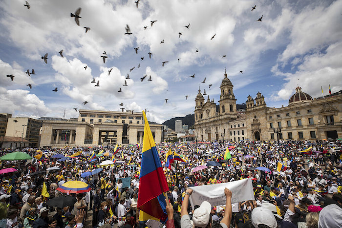 Miles de personas se manifiestan contra la reforma tributaria y otras iniciativas del gobierno del Presidente Gustavo Petro en la plaza de Bolívar en el centro de Bogotá, Colombia, el 26 de septiembre de 2022.