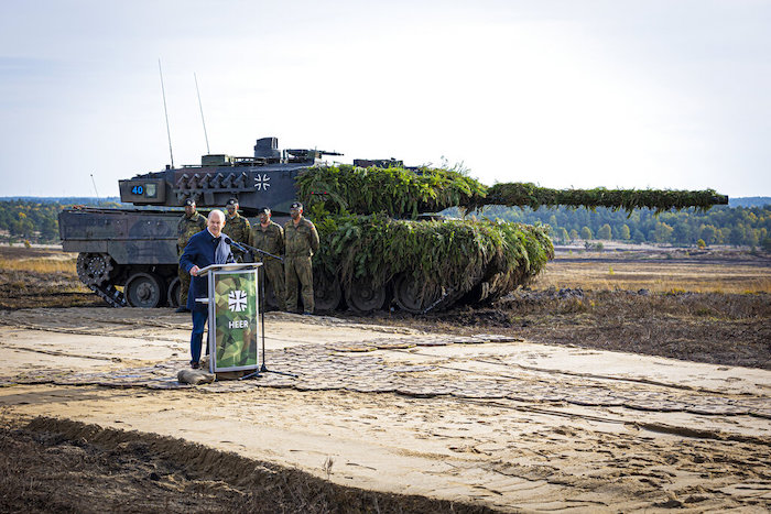 En esta imagen de archivo, el Canciller de Alemania, Olaf Scholz, se dirige a los soldados delante de un tanque Leopard 2 luego de unas maniobras militares en Ostenholz, Alemania, el 17 de octubre de 2022.