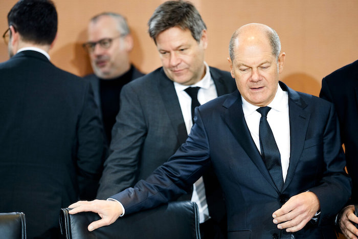 El Canciller alemán Olaf Scholz (d) y el Ministro alemán de Economía Robert Habeck (c) en Berlín el 25 de enero de  2023. 