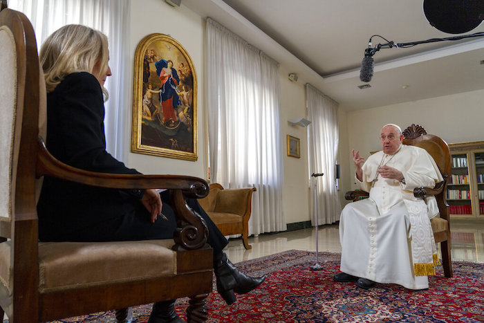 El Papa Francisco habla durante una entrevista con The Associated Press en el Vaticano el martes 24 de enero de 2033.