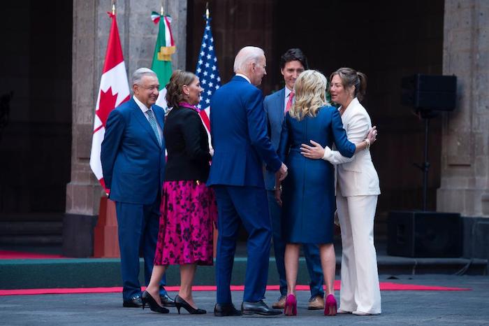 Las parejas presidenciales de México, Estados Unidos y Canadá se saludaron en el Patio Central de Palacio Nacional.