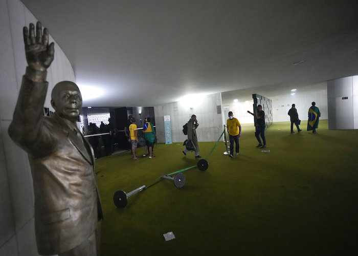 Partidarios del expresidente de Brasil Jair Bolsonaro irrumpen en el edificio del Congreso Nacional en Brasilia, Brasil, el domingo 8 de enero de 2023.