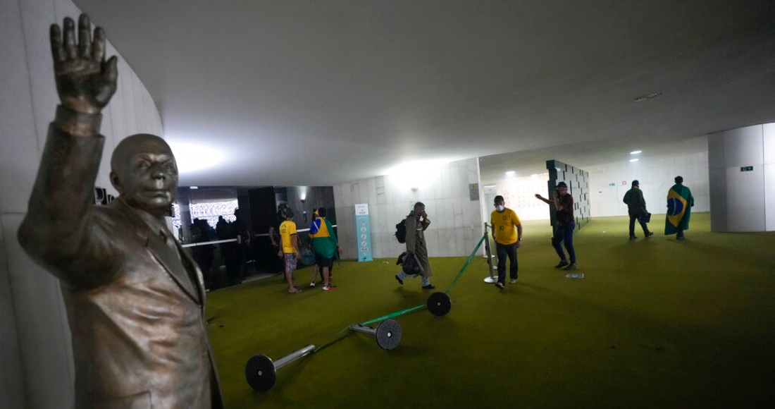 Partidarios del expresidente de Brasil Jair Bolsonaro irrumpen en el edificio del Congreso Nacional en Brasilia, Brasil, el domingo 8 de enero de 2023.