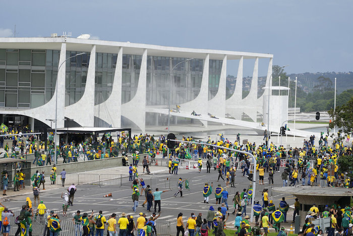 Partidarios del expresidente de Brasil Jair Bolsonaro protestan ante el Palacio de Planalto en Brasilia, Brasil, el domingo 8 de enero de 2023.