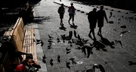 Peatones caminan en la Plaza de Armas del centro de Santiago, Chile, el martes 10 de enero de 2023.