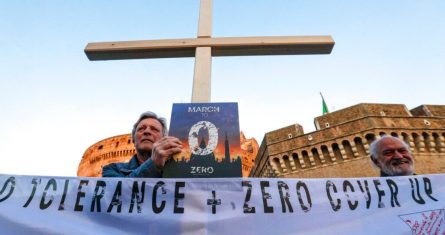 Varias personas se reúnen durante una vigilia crepuscular de oración por las víctimas de abuso sexual cerca del Castillo Sant'Angelo, en Roma, el 21 de febrero de 2019.