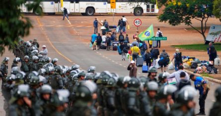 Policías toman posiciones mientras los partidarios del expresidente de Brasil, Jair Bolsonaro, abandonan un campamento frente a la sede del ejército en Brasil, el lunes 9 de enero de 2023.