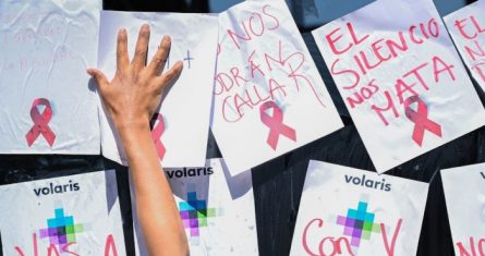 Manifestantes colocan papeles en las ventanas de la BMV.