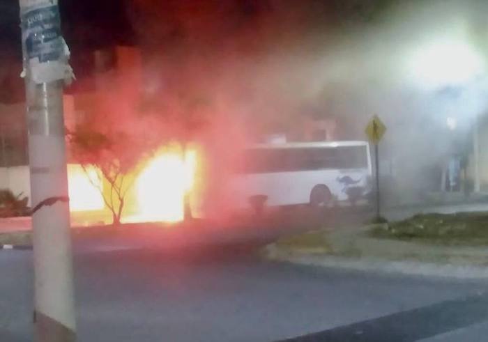 En la colonia Los Olivos fue incendiado un autobús de transporte de personal.