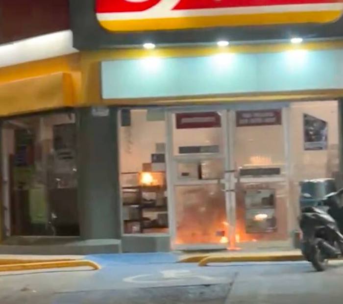 Además se dijo que fueron incendiadas las tiendas de conveniencia Oxxo en avenida 2 de abril y avenida Anenecuilco, en la colonia Emiliano Zapata.