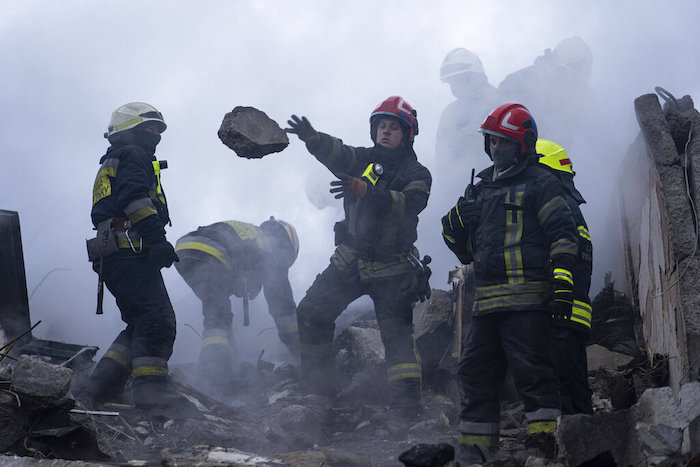 Rescatistas retiran escombros de un edificio de apartamentos destruido por un ataque de cohete ruso en un barrio residencial en la ciudad de Dnipro, en el sureste de Ucrania, el domingo 15 de enero de 2023. 