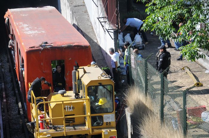 Retiro de tren chocado en la Línea 3 del Metro de la Ciudad de México el pasado sábado 7 de enero de 2023.