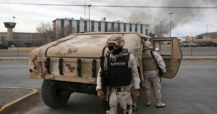 Soldados mexicanos montan guardia afuera de una prisión estatal en Ciudad Juárez, México, el domingo 1 de enero de 2023.