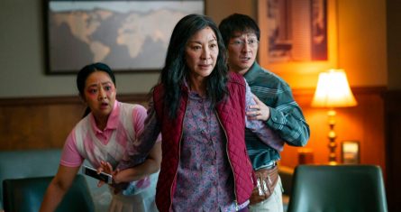 En esta imagen proporcionada por A24, de izquierda a derecha, Stephanie Hsu, Michelle Yeoh y Ke Huy Quan en una escena de, "Everything Everywhere All At Once" ("Todo en todas partes al mismo tiempo").