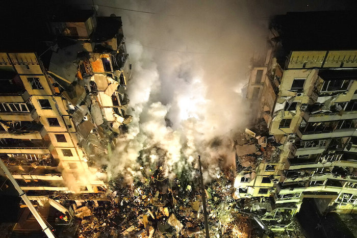 Trabajadores de emergencias retiran escombros después de un ataque ruso contra un edificio de apartamentos que atrapó a mucha gente bajo los escombros en la ciudad suroriental de Dnipro, Ucrania, el sábado 14 de enero de 2023.