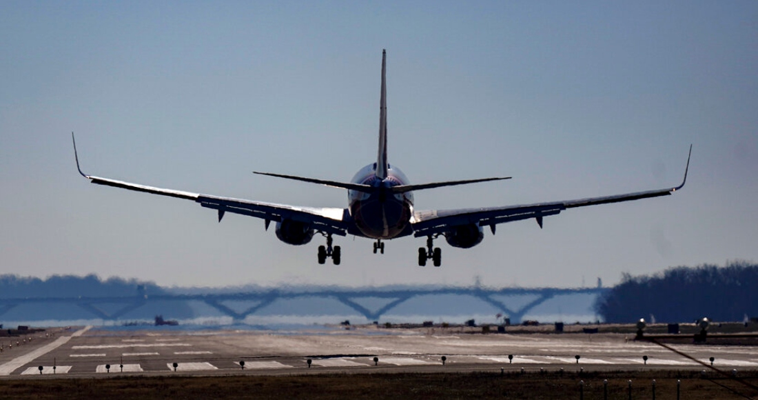 Un avión de Southwest Airlines aterriza en el Aeropuerto Nacional Ronald Reagan de Washington en Arlington, Virginia, el viernes 30 de diciembre de 2022.