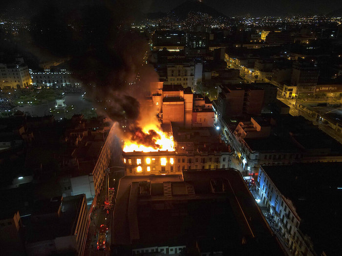 Un edificio arde en medio de protestas antigubernamentales en el centro de Lima, Perú, el jueves 19 de enero de 2023.