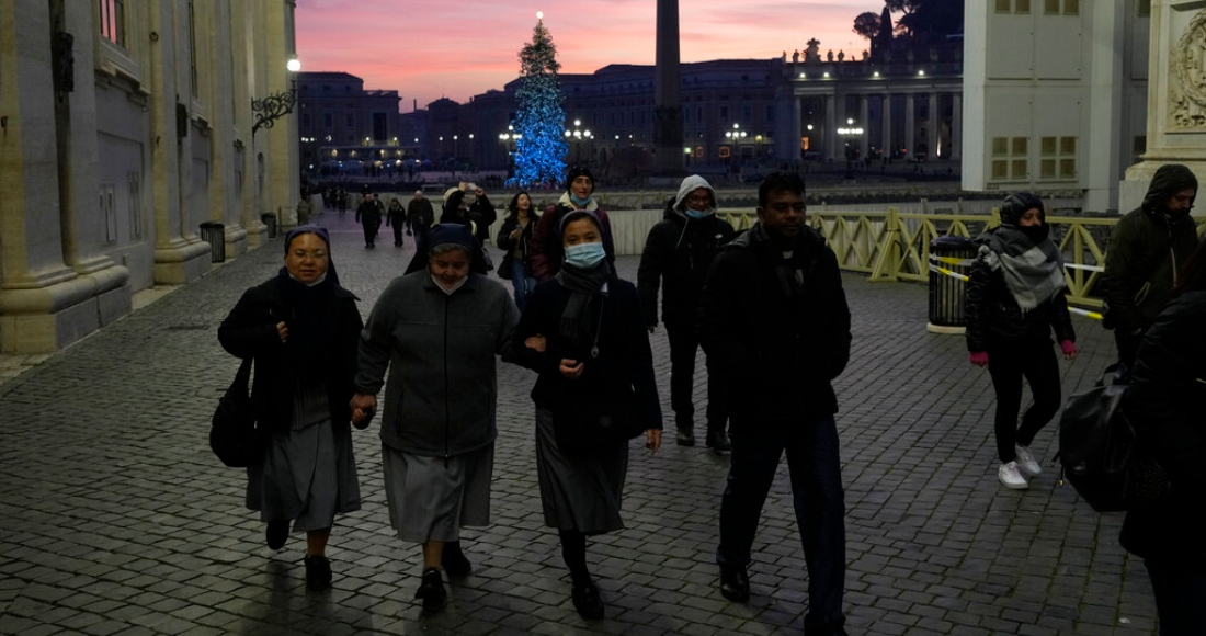 Un grupo de monjas llegan al amanecer al Vaticano para entrar a la capilla ardiente del Papa emérito Benedicto XVI, instalada en la Basílica de San Pedro del Vaticano, el 4 de enero de 2023.